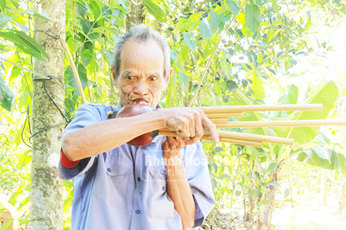 Không chỉ làm các loại dụng cụ, nhạc cụ, nghệ nhân Mấu Hồng Thái còn biết thổi kèn bầu, gảy đàn Chapi.