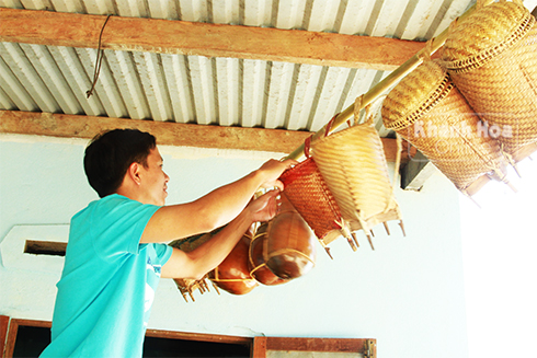Khách hàng ở thị trấn Tô Hạp (huyện Khánh Sơn) đang chọn lựa gùi do  già Thái đan. 
