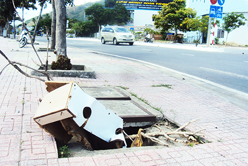 Cần đậy nắp hố ga