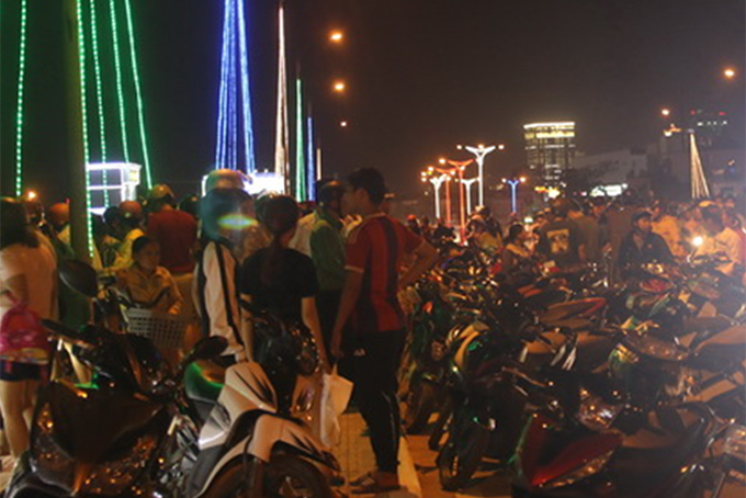 Rất đông người dân hiếu kỳ tụ tập trên cầu