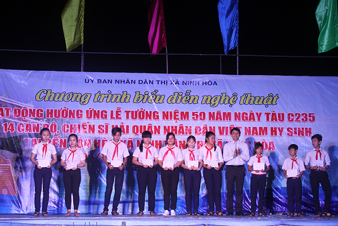 Pupils of Nguyen Phan Vinh Junior High School receiving presents 