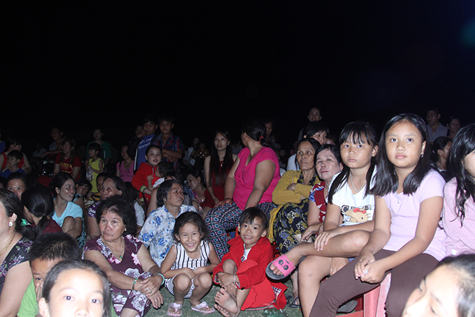 Many locals in Ninh Van Commune go to watch program