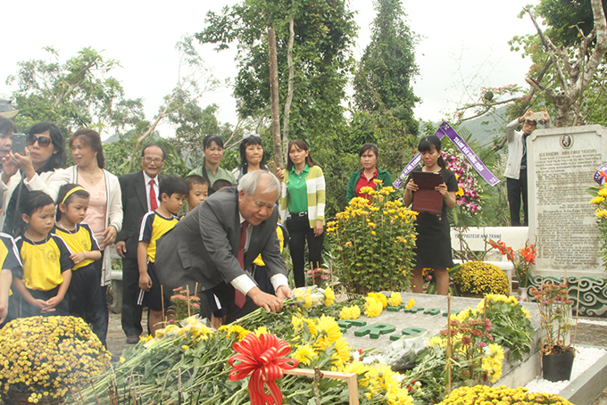 Dao Cong Thien offering flower at Dr. Alexandre Yersin’s tomb
