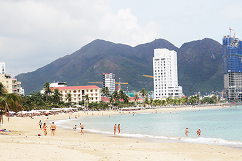 Bãi biển đường Phạm Văn Đồng.