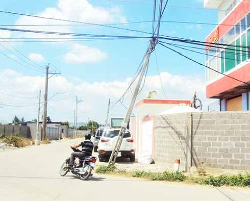 Trụ viễn thông nghiêng đổ vào nhà dân