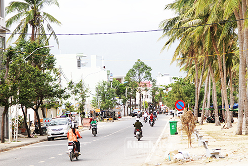 Con đường giáp biển Trần Hưng Đạo (thị trấn Vạn Giã) đang sốt với giá đất lên đến 50 triệu đồng/m2.