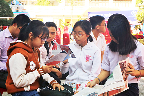 Gần 5.000 học sinh tham gia tư vấn tuyển sinh - hướng nghiệp