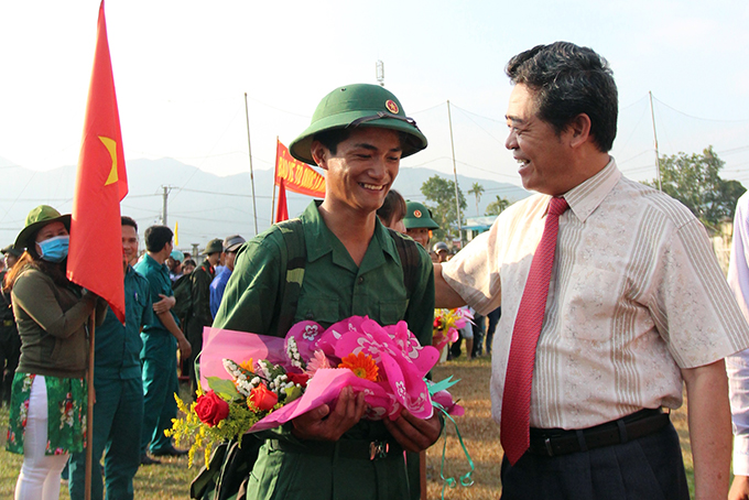  Ông Lê Thanh Quang động viên thanh niên lên đường nhập ngũ.