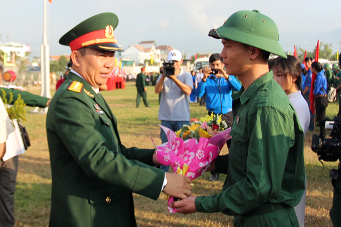 Đại tá Lê Công Chín – Phó Chỉ Huy trưởng, Tham Mưu trưởng tặng hoa cho tân binh.