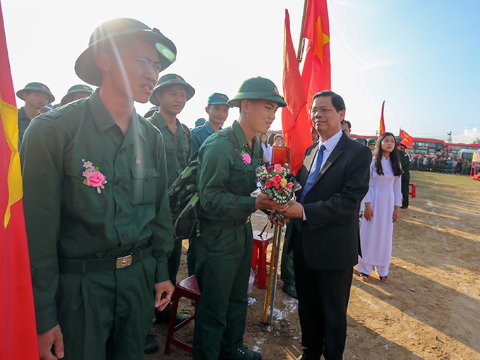 Ông Nguyễn Tấn Tuân tặng hoa cho các tân binh 