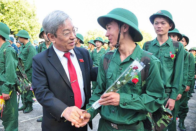 Ông Lê Xuân Thân tặng hoa động viên các chiến sĩ