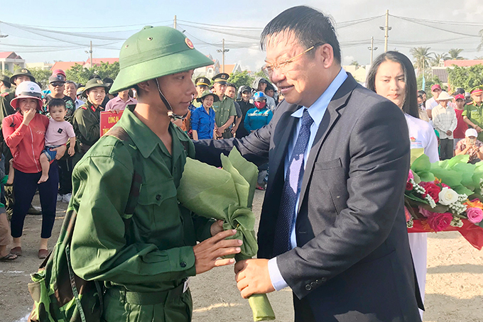 Lãnh đạo huyện Vạn Ninh tặng hoa, động viên các tân binh lên đường nhập ngũ.