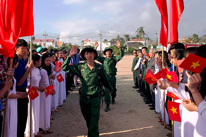 Các tân binh huyện Vạn Ninh tạm biệt người thân lên đường nhập ngũ.
