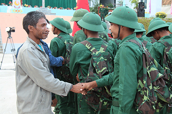 Người dân huyện Khánh Sơn động viên tân binh lên đường nhập ngũ