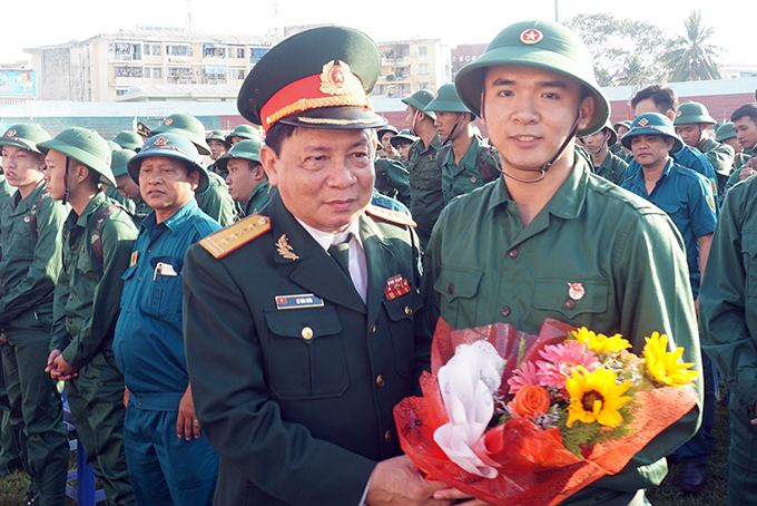 Đại tá Lê Văn chín tặng hoa cho tân binh