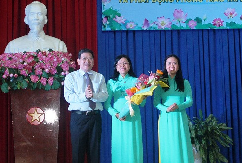  Ông Nguyễn Duy Bắc tặng hoa, chúc mừng cho đại diện phụ nữ tỉnh.