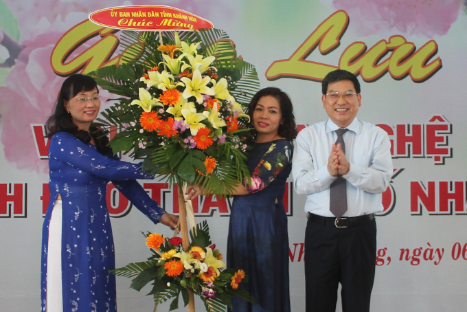 Ông Nguyễn Duy Bắc tặng hoa chúc mừng.