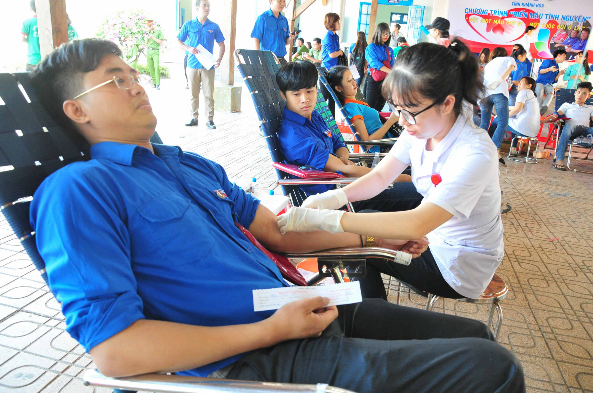 Các đoàn viên, thanh niên tham gia hiến máu nhân đạo
