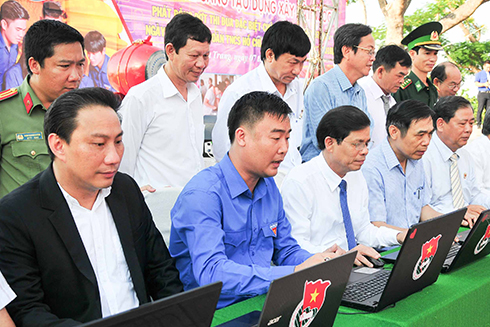 Các đại biểu hưởng ứng cuộc thi Ý tưởng sáng tạo trong đoàn viên, thanh niên.