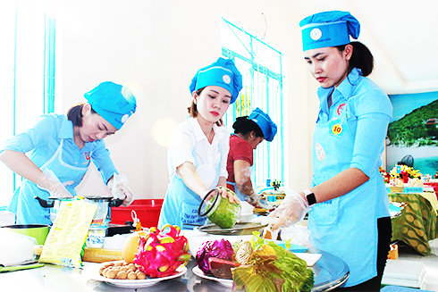 zzPhụ nữ Công ty Yến sào Khánh Hòa thi “ Khéo tay hay làm”.