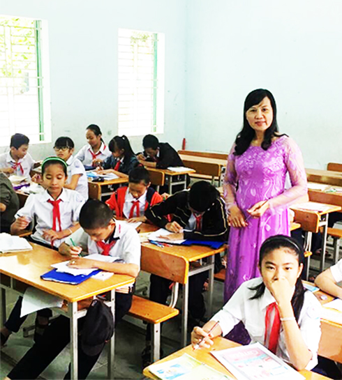 Cô Trần Thị Yến Thúy luôn tận tâm với học trò.