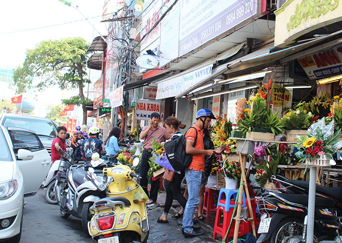 Hoa tươi đắt hàng ngày 8-3