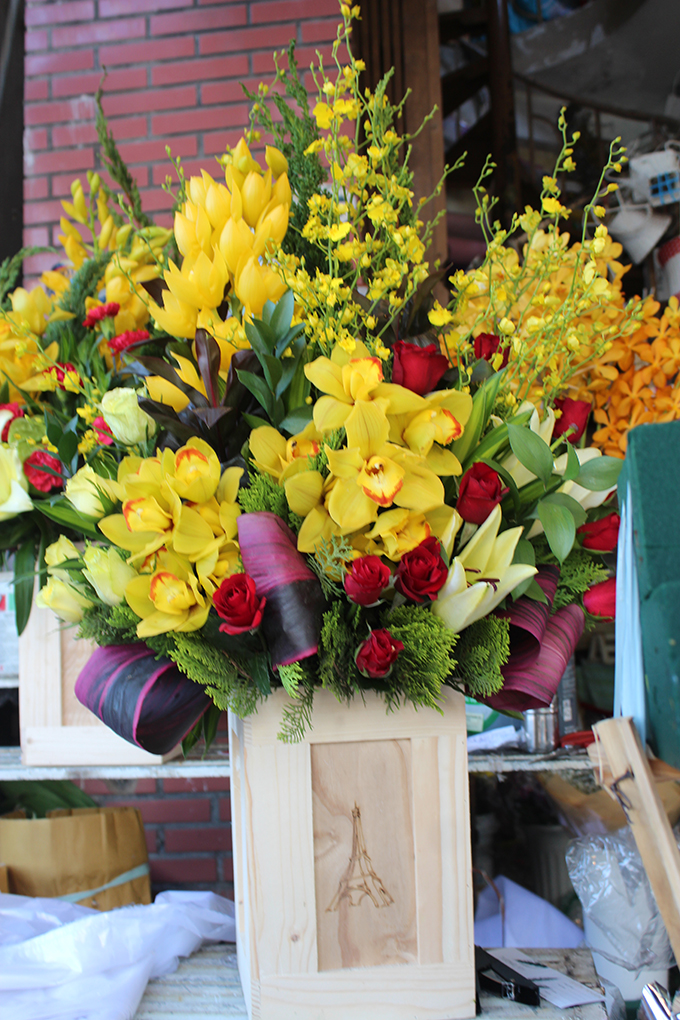 Một lẵng hoa lớn tại shop hoa Tường Vy, đường Nguyễn Trài, giá 1,2 triệu đồng. Chủ shop này cho biết, hoa năm nay bán đắt hàng, mới sáng ngày 8-3 mà shop chỉ còn rất ít hoa để bán cho khách.