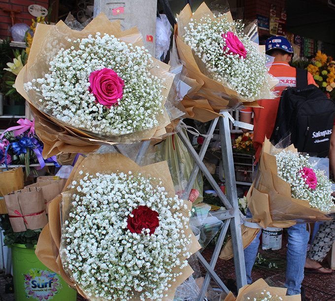 Tại các shop hoa còn có các loại hoa ngoại. Bó hoaa hồng Ecuador và hoa bambi Hà Lan bán 500.000 bó dịp 8-3 năm nay.