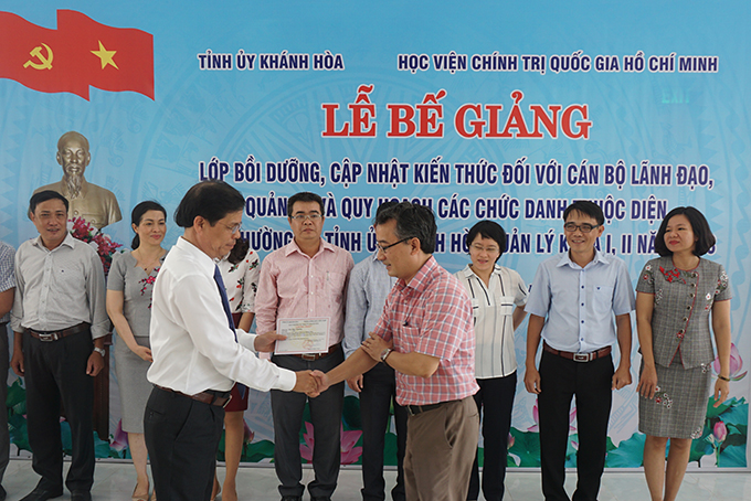 Ông Nguyễn Tấn Tuân trao giấy chứng nhận cho học viên. 