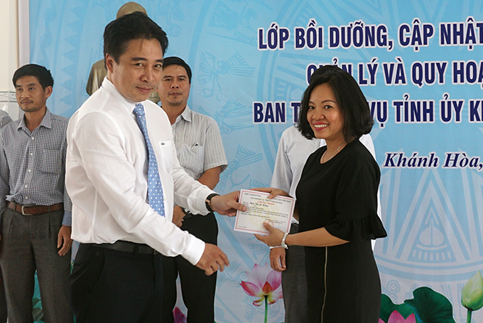 Ông Nguyễn Khắc Toàn - Ủy viên Ban Thường vụ Tỉnh ủy, Trưởng Ban Tổ chức Tỉnh ủy trao giấy chứng nhận cho học viên.