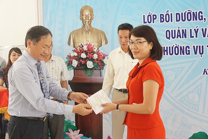 Ông Nguyễn Đắc Tài - Phó Chủ tịch UBND tỉnh trao giấy chứng nhận cho học viên.