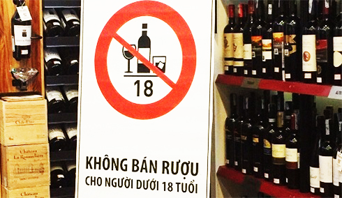 Cần yêu cầu các cửa hàng để quy định không bán rượu  cho người dưới 18 tuổi. (Ảnh minh họa)