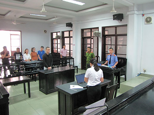 Không chấp hành lệnh kiểm tra còn đánh cảnh sát