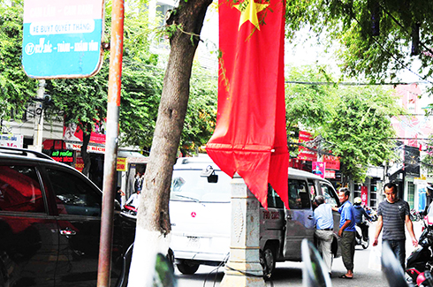 Tình trạng xe dù tranh giành khách ở điểm dừng xe buýt: Cần xử lý triệt để