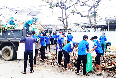 Tuổi trẻ Vạn Ninh tham gia dọn vệ sinh môi trường sau cơn bão số 12.