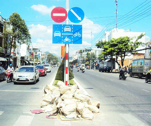 Xà bần tập kết nơi dải phân cách