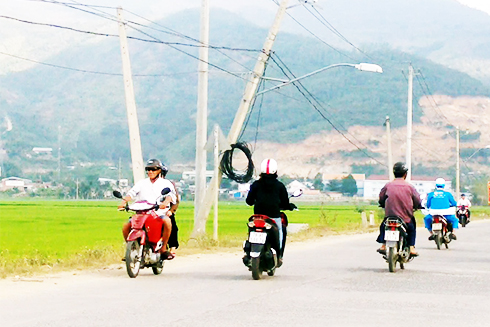 Trụ điện bị nghiêng