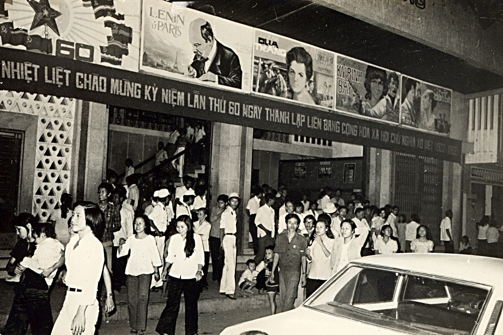 Khán giả đi xem phim ở rạp Tân Tân (Nha Trang).