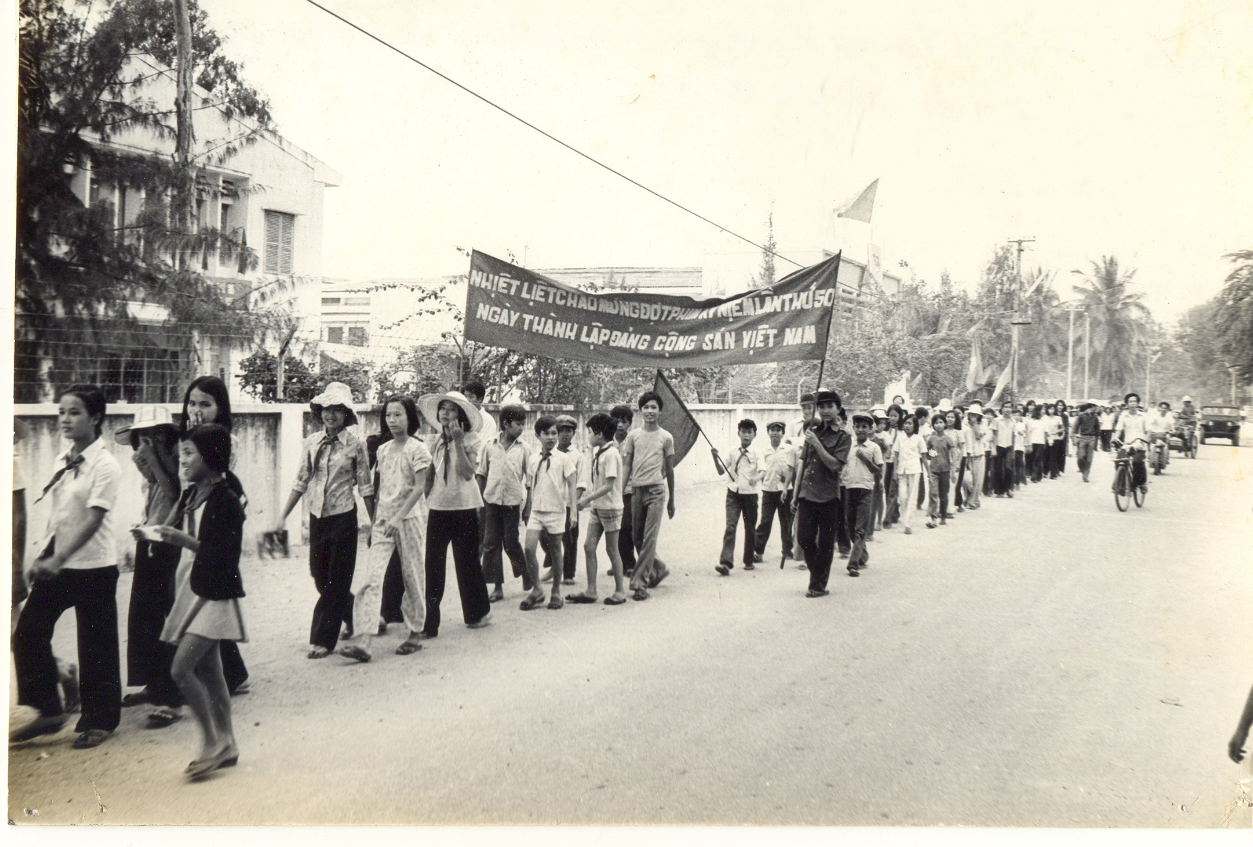 Diễu hành cổ động đợt phim kỷ niệm 50 năm Ngày thành lập Đảng cộng sản Việt Nam.