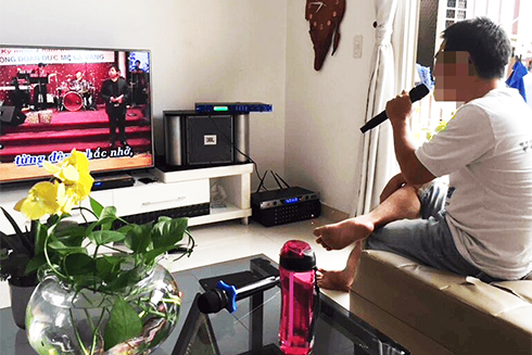 Hát karaoke gia đình: Không còn là chuyện nhỏ