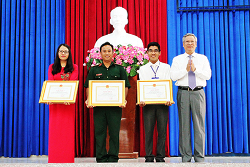 Lãnh đạo Sở Giáo dục và Đào tạo trao giấy khen cho các giáo viên xuất sắc.