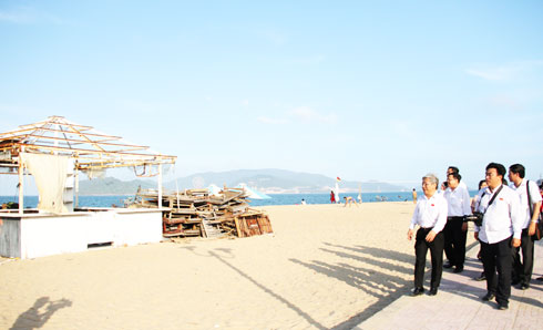 Khảo sát việc đặt dù nghỉ mát trên bãi biển Nha Trang