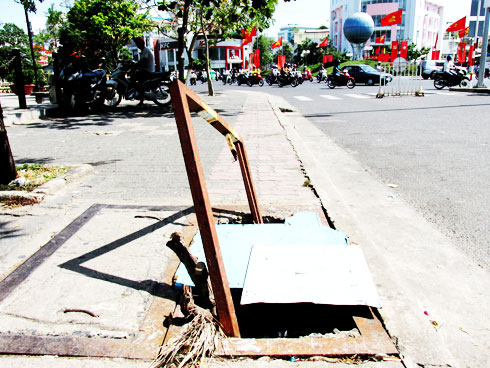 Cần thay nắp hố ga