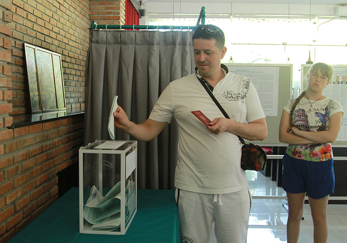 Nikolai, a Russian holidaying with his family in Nha Trang, casting his vote