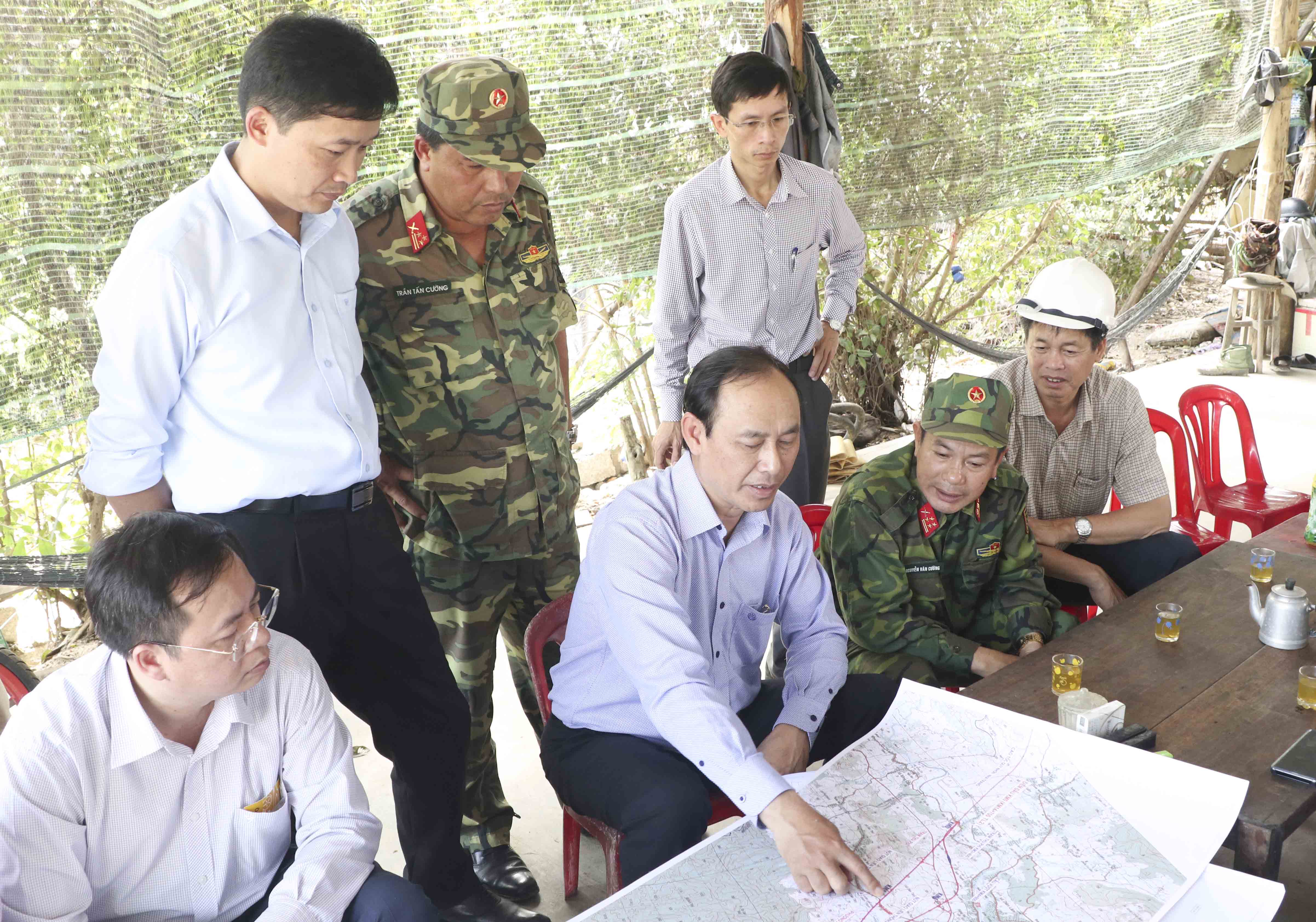 Thứ trưởng Lê Đình Thọ (chỉ tay) làm việc nhanh với các đơn vị liên quan đến trường bắn Diên Khánh
