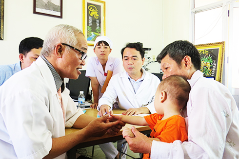 Quy định mới khi kê đơn thuốc cho trẻ dưới 6 tuổi: Vẽ rắn thêm chân?