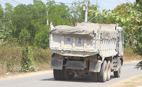 Một chiếc xe tải phóng bạt mạng trên đường Nguyễn Công Trứ.