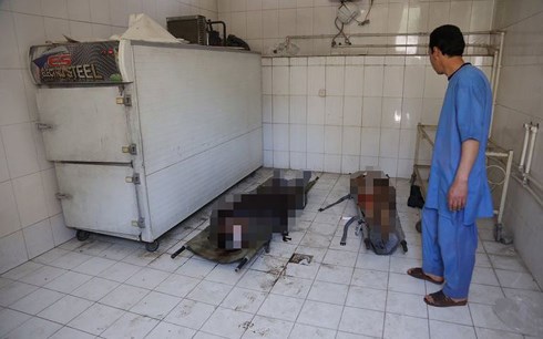 Thi thể các nạn nhân vụ đánh bom trong một bệnh viện ở thủ đô Kabul. Ảnh: AP