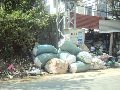 Phế liệu chồng chất dưới trạm biến áp