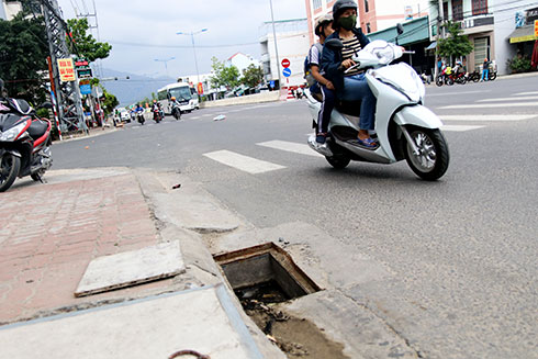 Hàng loạt nắp hố ga bị đánh cắp